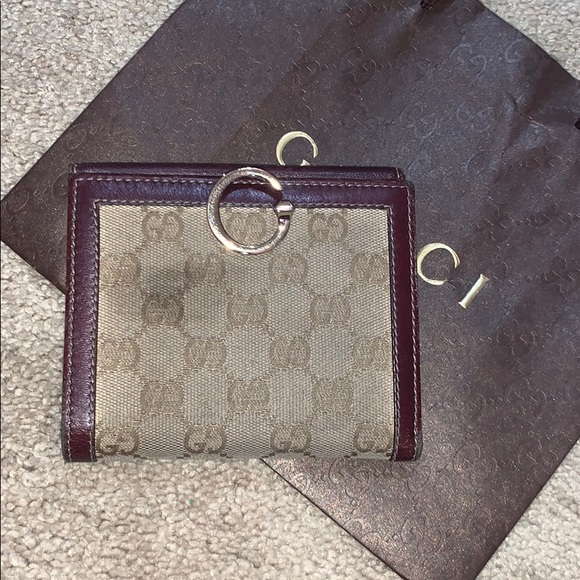 Gucci Handbags - Great Gucci wallet